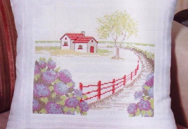cushion cross stitch house with hortensias (1)