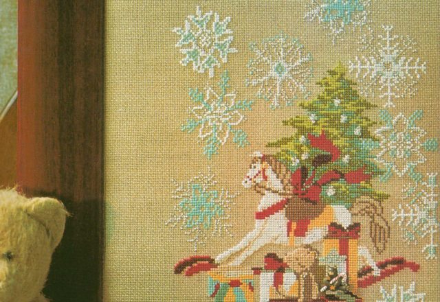 picture with Christmas tree gifts horse (1)