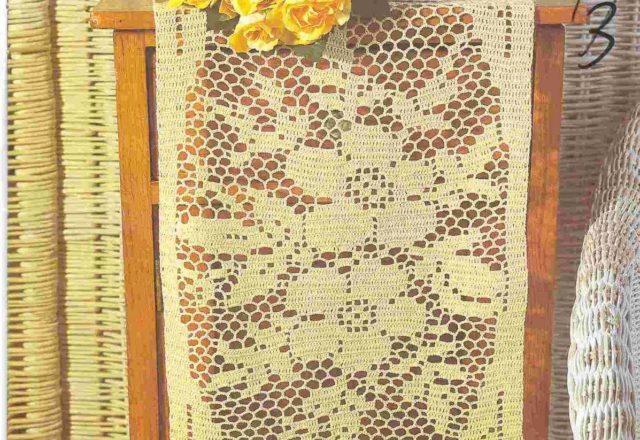 rosettes filet table runner (1)