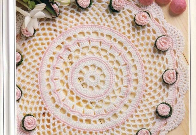 round crochet doily with pink roses (1)