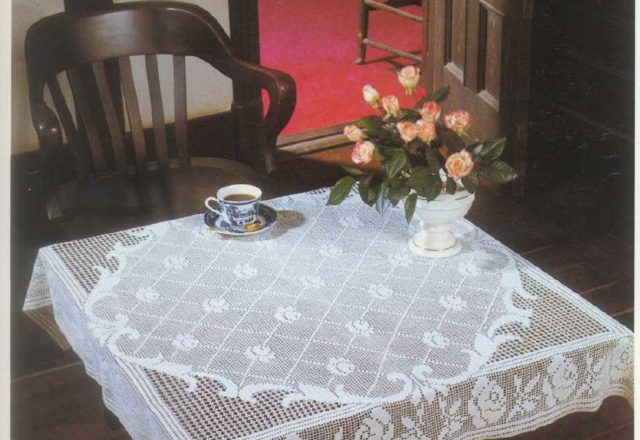 square tablecloth filet with roses (1)